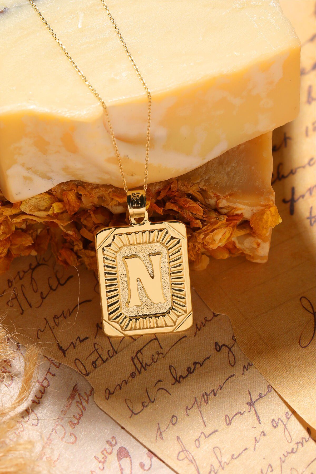 Moom Mücevherat Kadın 14 Ayar Altın Kare Harf Kolye A & Z Harfi Altın Kolye Zincirli Harf Kolye 42 Cm N