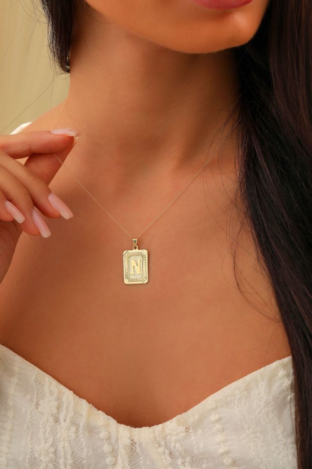 Moom Mücevherat Kadın 14 Ayar Altın Kare Harf Kolye A & Z Harfi Altın Kolye Zincirli Harf Kolye 42 Cm N