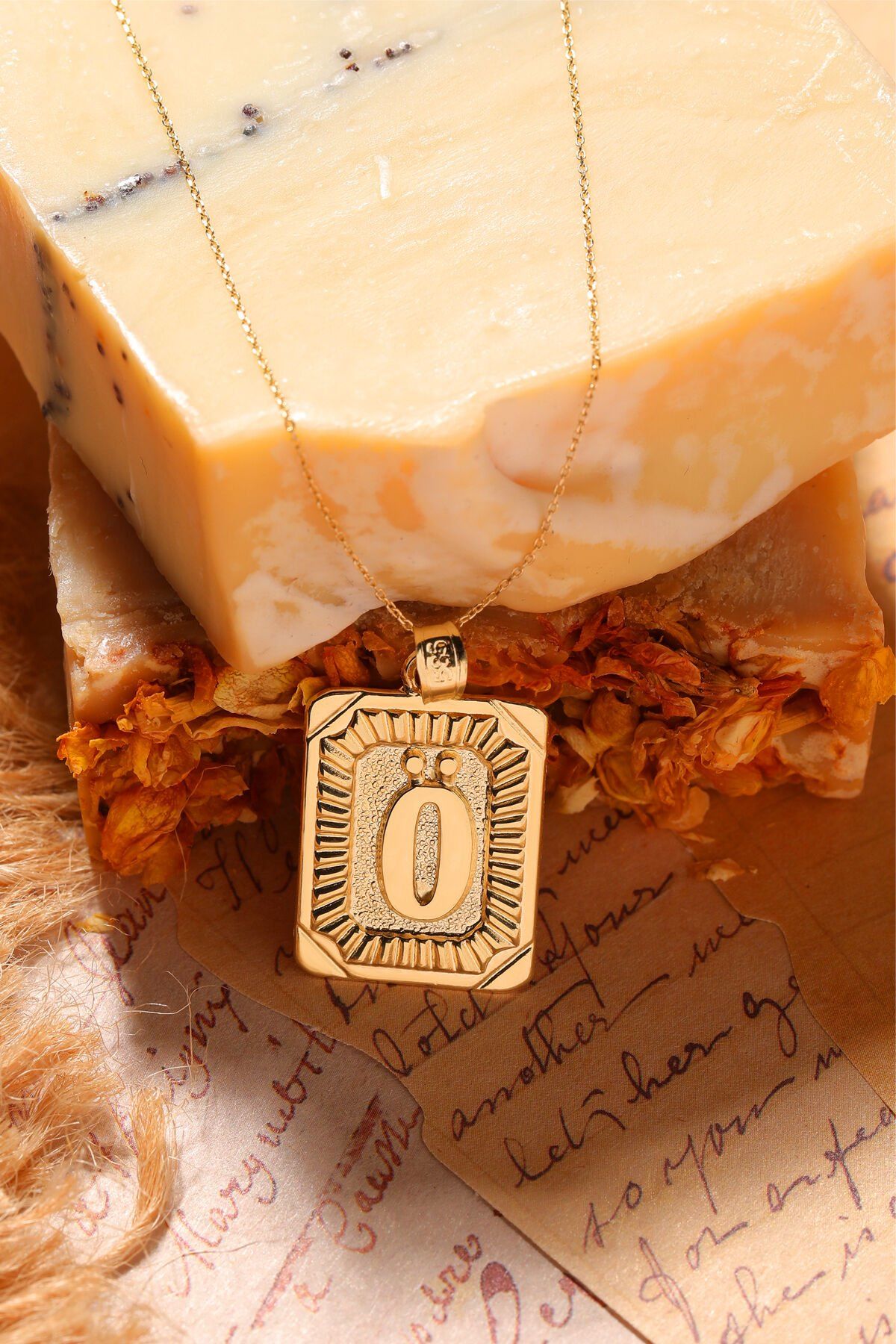 Moom Mücevherat Kadın 14 Ayar Altın Kare Harf Kolye A & Z Harfi Altın Kolye Zincirli Harf Kolye 42 Cm Ö