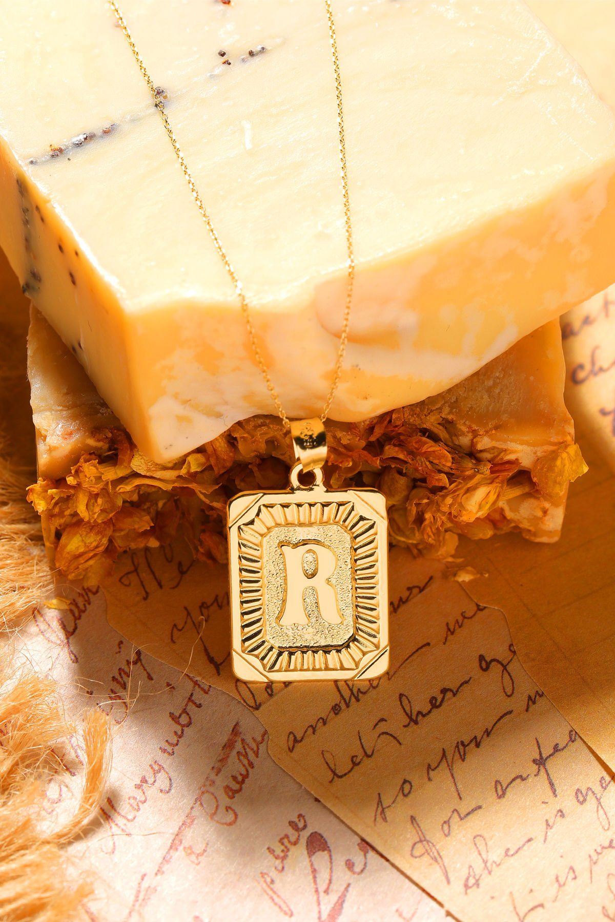 Moom Mücevherat Kadın 14 Ayar Altın Kare Harf Kolye A & Z Harfi Altın Kolye Zincirli Harf Kolye 42 Cm R