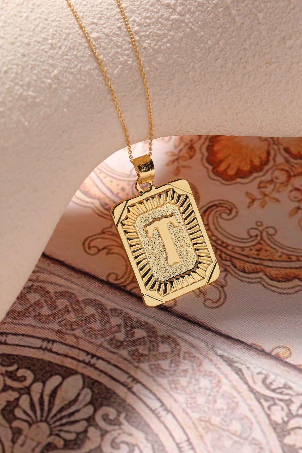 Moom Mücevherat Kadın 14 Ayar Altın Kare Harf Kolye A & Z Harfi Altın Kolye Zincirli Harf Kolye 42 Cm T