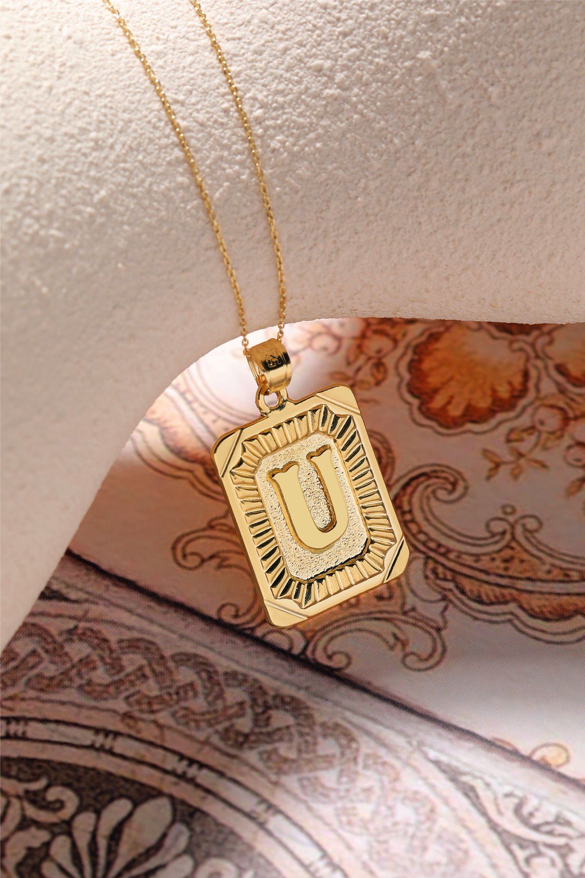 Moom Mücevherat Kadın 14 Ayar Altın Kare Harf Kolye A & Z Harfi Altın Kolye Zincirli Harf Kolye 42 Cm U