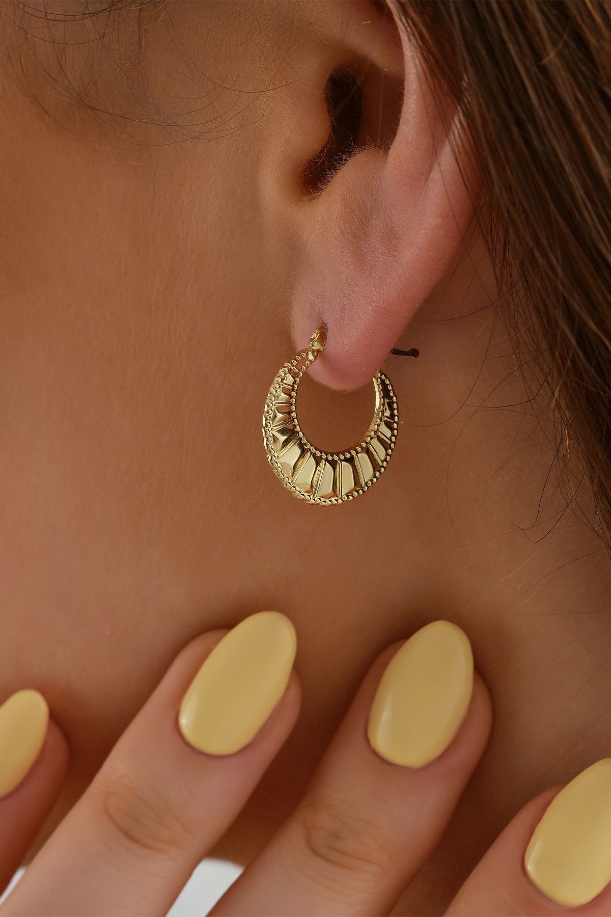 14 Ayar Altın Desenli Oval Küpe