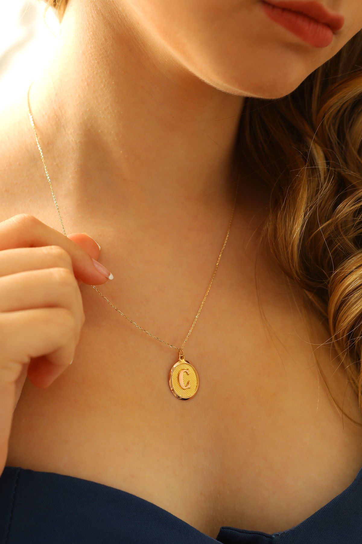 Moom Mücevherat Kadın 14 Ayar Altın Harf Kolye Nostaljik Oval A & Z Harf Altın Kolye Zincirli 42 Cm C