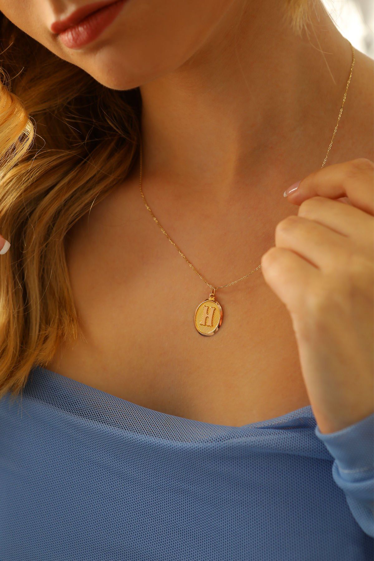 Moom Mücevherat Kadın 14 Ayar Altın Harf Kolye Nostaljik Oval A & Z Harf Altın Kolye Zincirli 42 Cm H