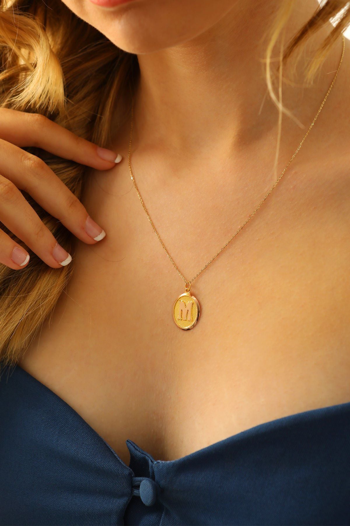 Moom Mücevherat Kadın 14 Ayar Altın Harf Kolye Nostaljik Oval A & Z Harf Altın Kolye Zincirli 42 Cm M