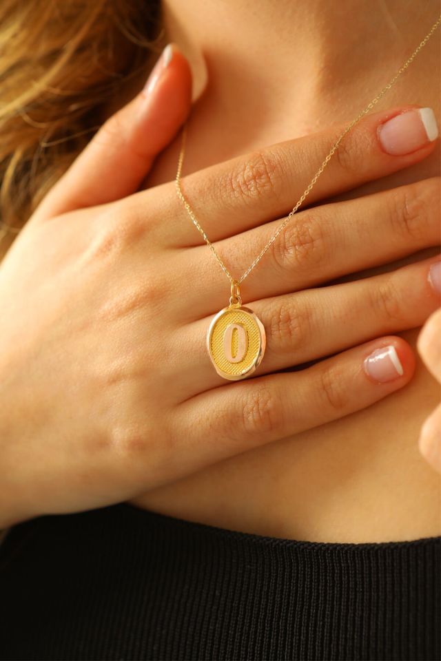 Moom Mücevherat Kadın 14 Ayar Altın Harf Kolye Nostaljik Oval A & Z Harf Altın Kolye Zincirli 42 Cm O