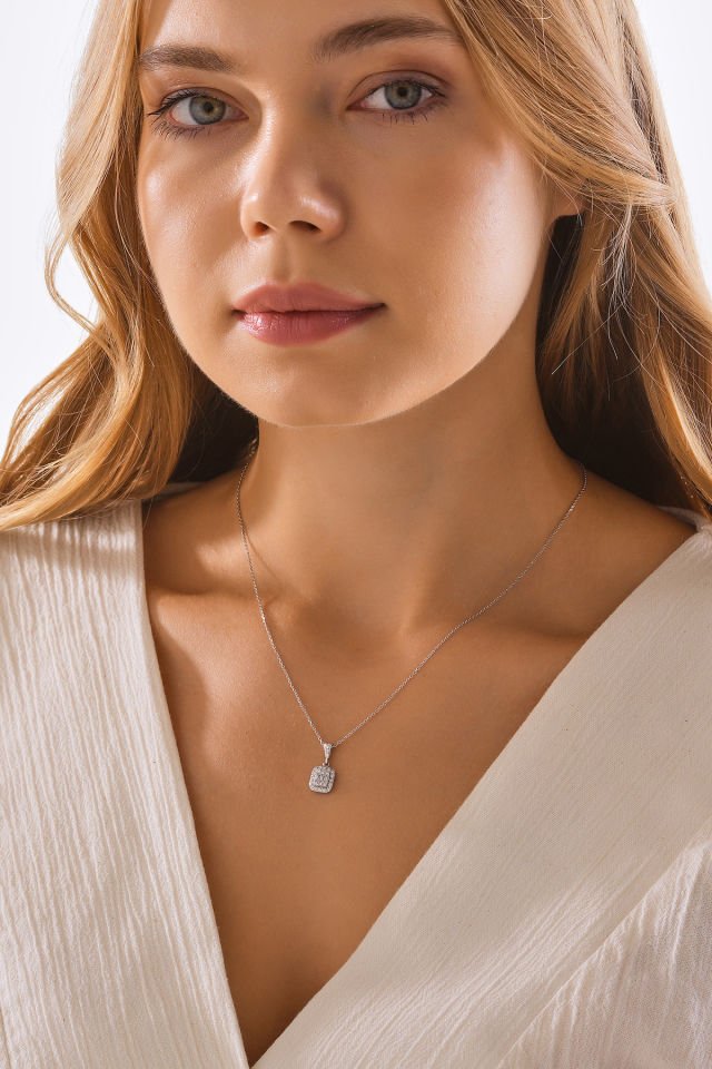 MOOM MÜCEVHERAT 14 Ayar Altın Pırlanta Baget Kolye