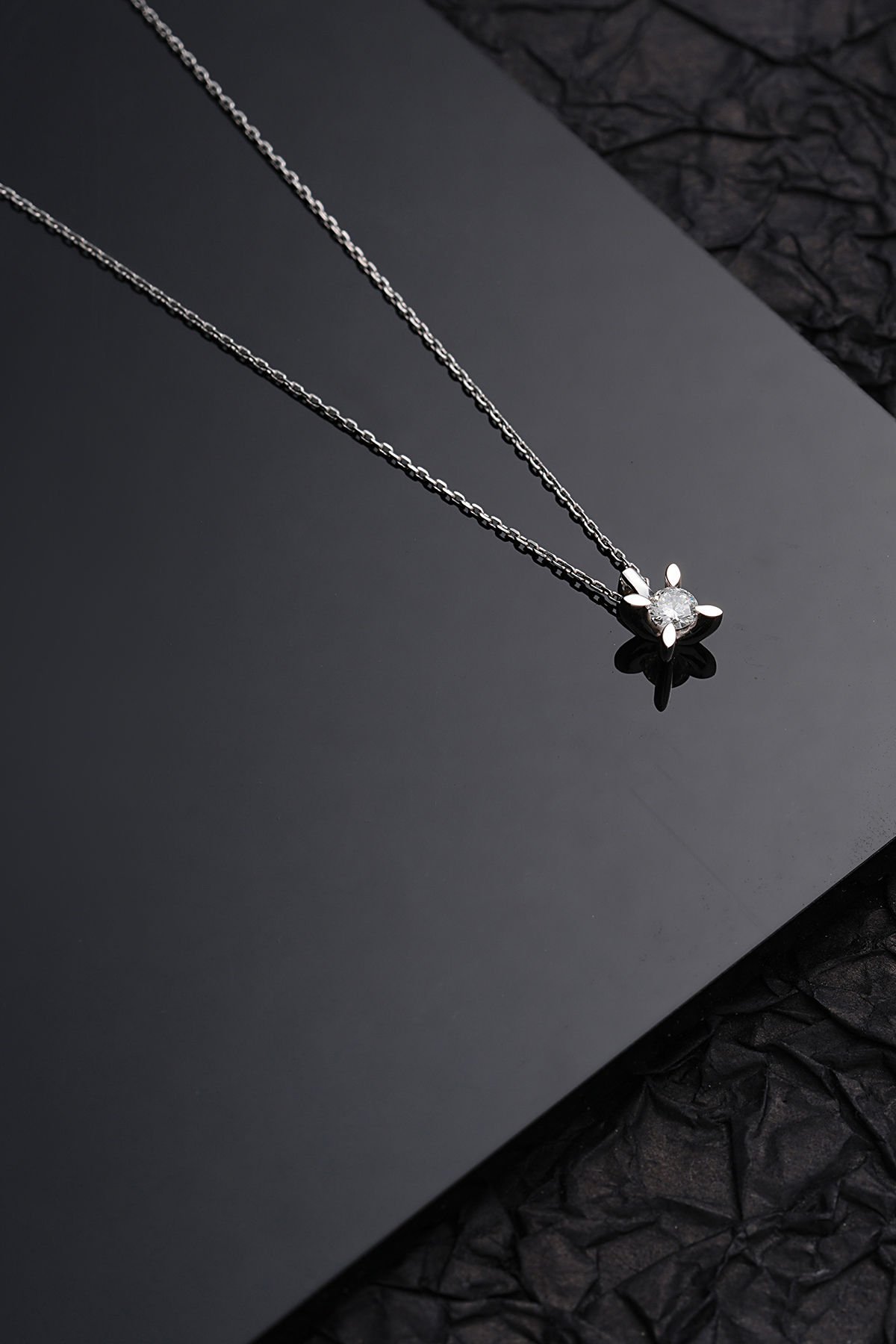 MOOM MÜCEVHERAT 14 Ayar Pırlanta Badem Tırnak Tektaş Kolye