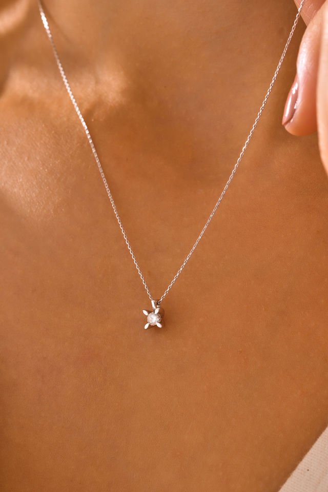 MOOM MÜCEVHERAT 14 Ayar Pırlanta Badem Tırnak Tektaş Kolye