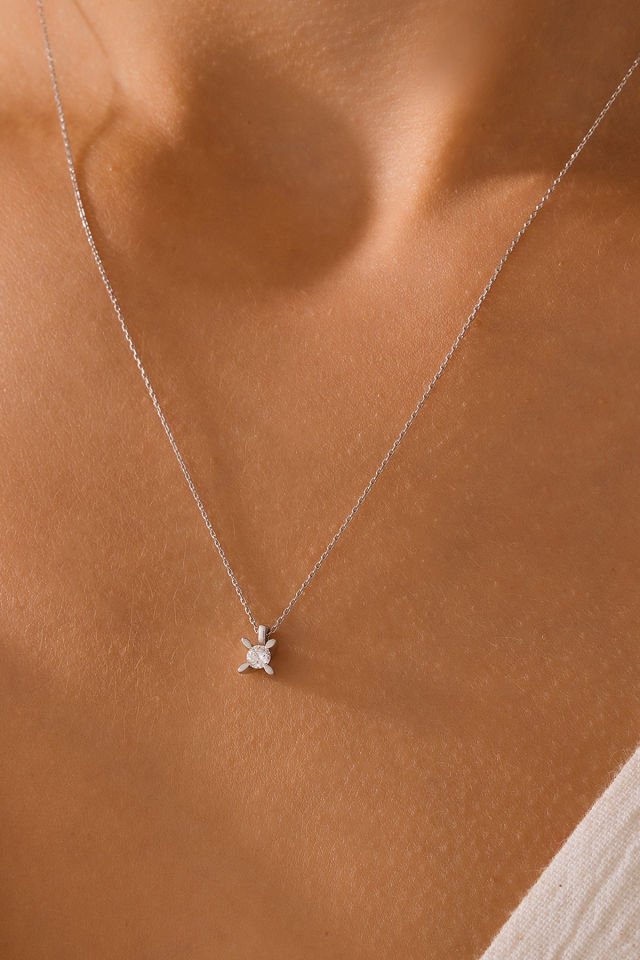 MOOM MÜCEVHERAT 14 Ayar Pırlanta Badem Tırnak Tektaş Kolye