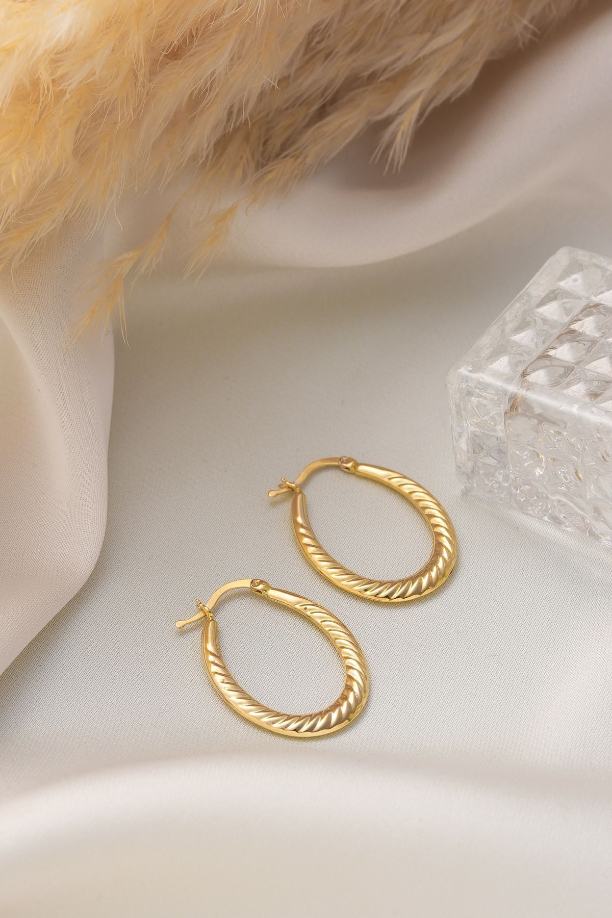 Altın Küpe 14 Ayar Altın Oval Burgu Desenli Küpe-2,60 CM