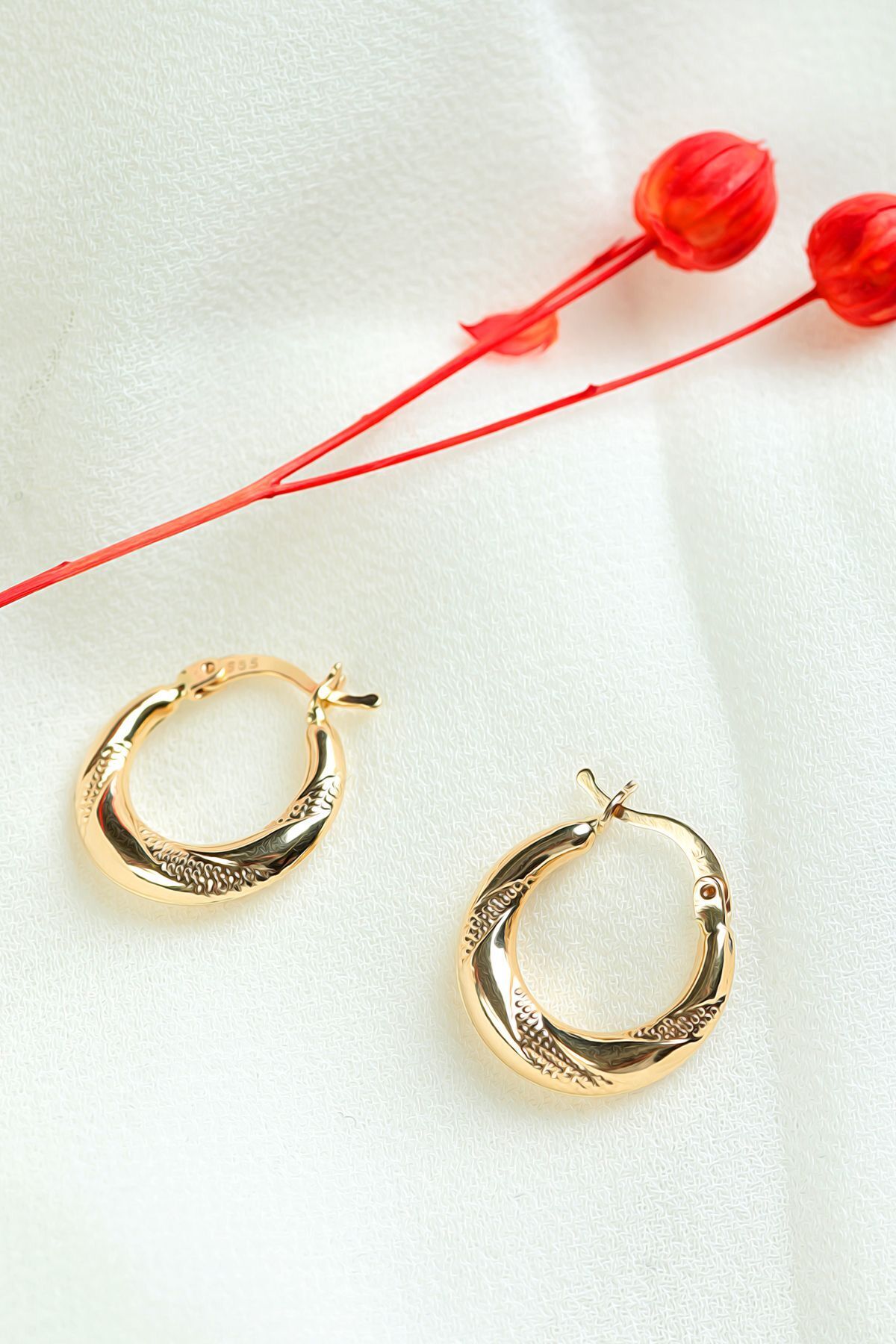 14 Ayar Altın Küpe Minimal Desenli Halka Küpe 12 Mm Çapında