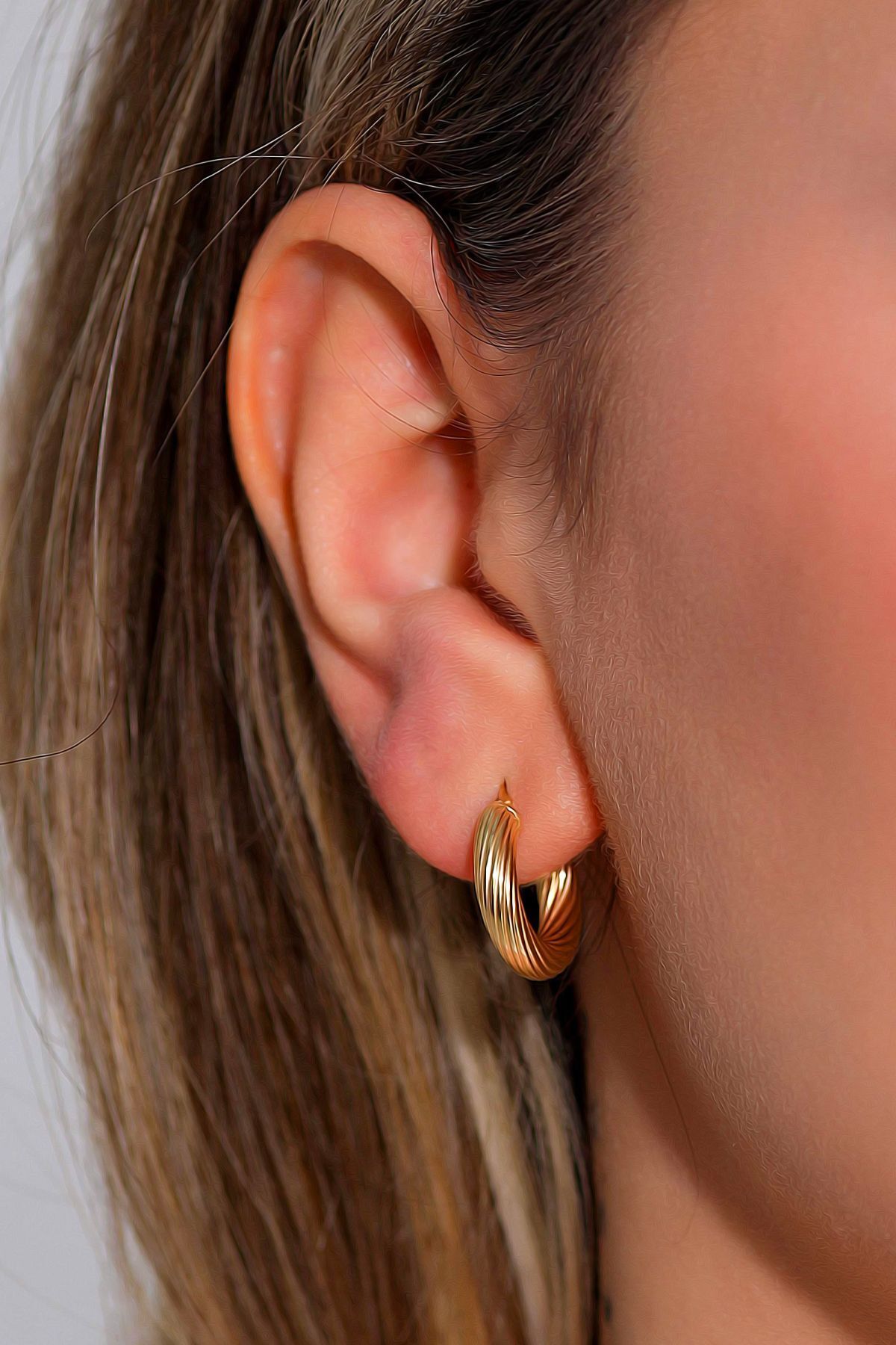 14 Ayar Altın Küpe Desenli Halka Küpe 1,5 Cm Çapında