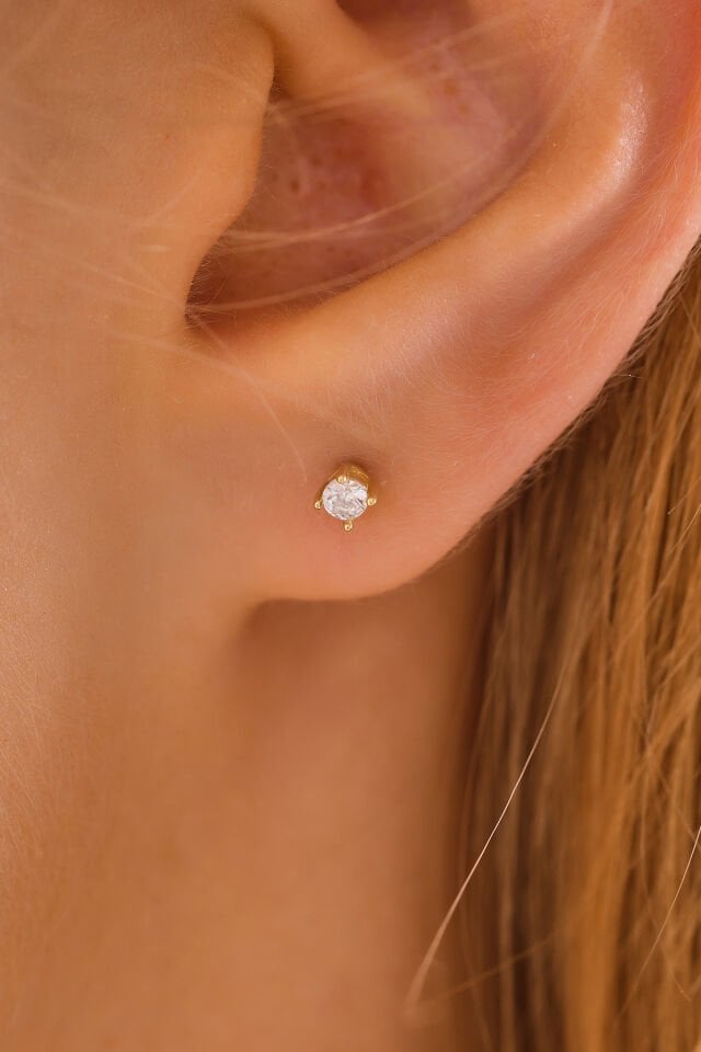 14 Ayar Altın Tragus Küpe Tırnaklı Tektaş Vidalı