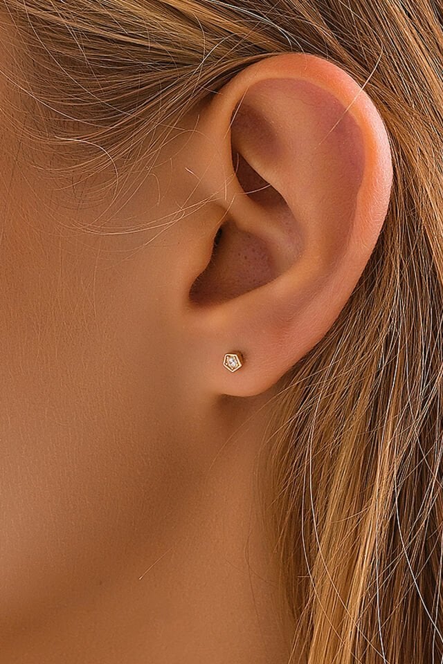 14 Ayar Altın Tragus Küpe Geometrik Tektaş Vidalı