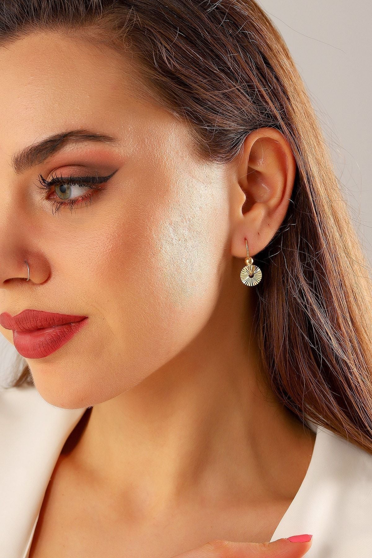 Kadın Altın Kalemli Yuvarlak Pır Pır Bulgar Küpe 14 Ayar