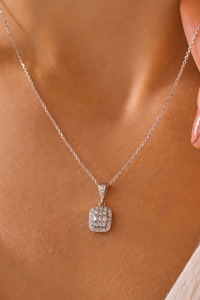 14 Ayar Altın Pırlanta Baget Kolye