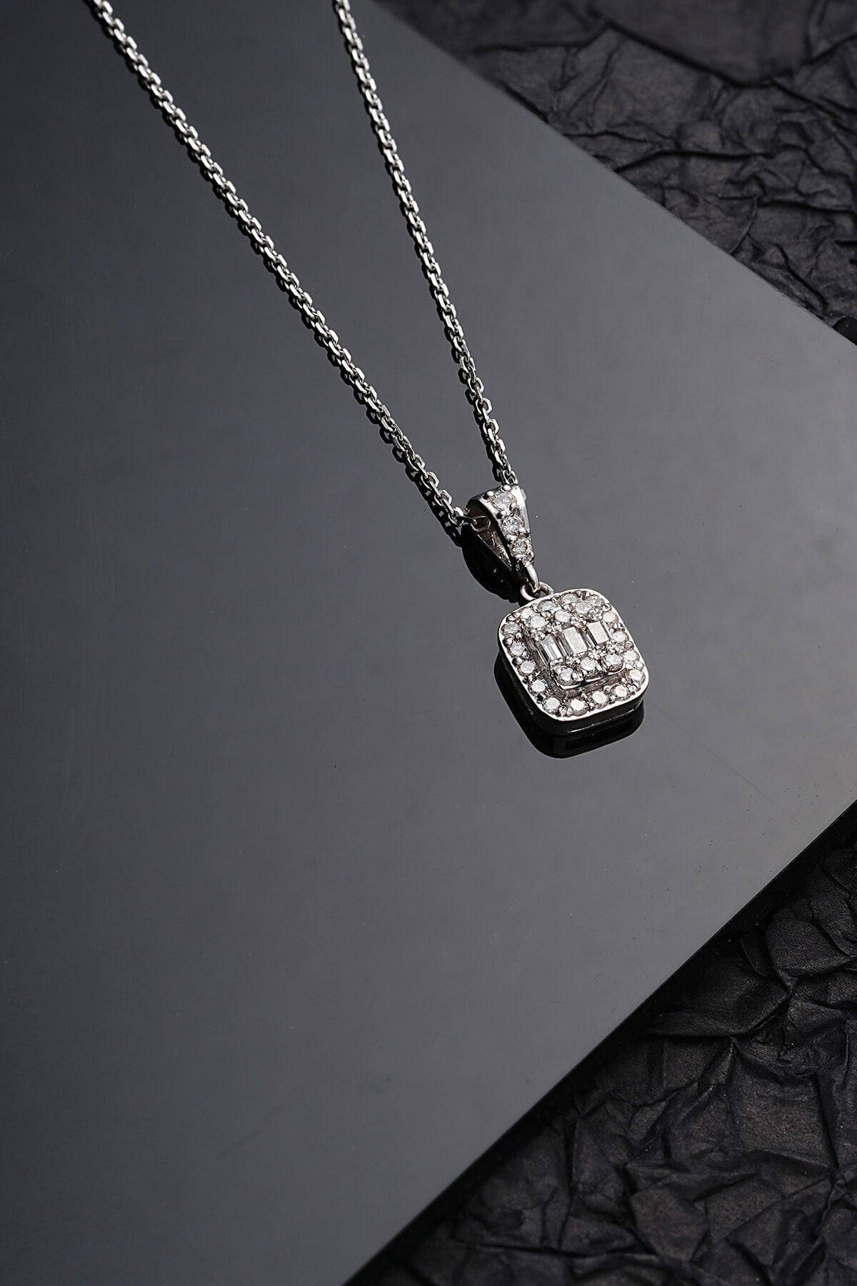 14 Ayar Altın Pırlanta Baget Kolye