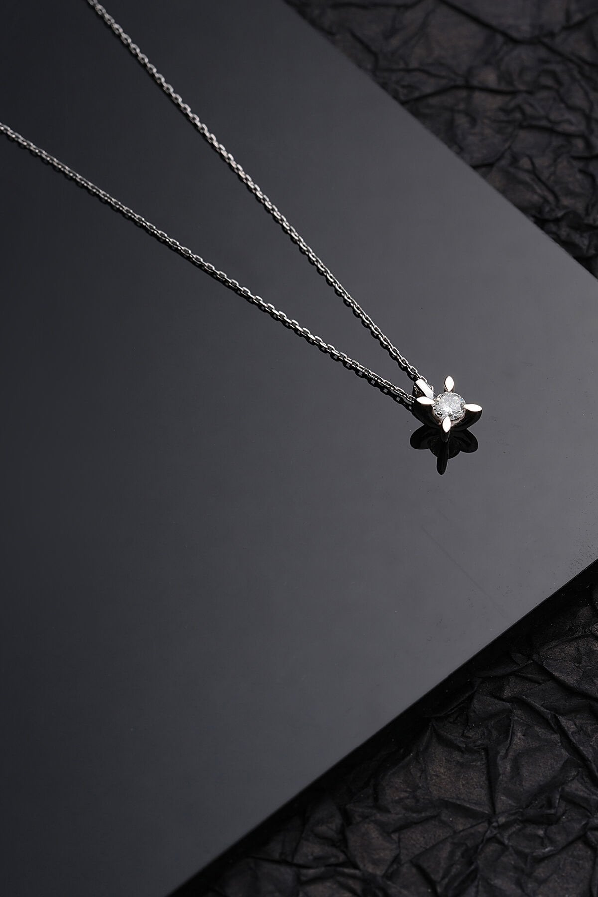 14 Ayar Pırlanta Badem Tırnak Tektaş Kolye