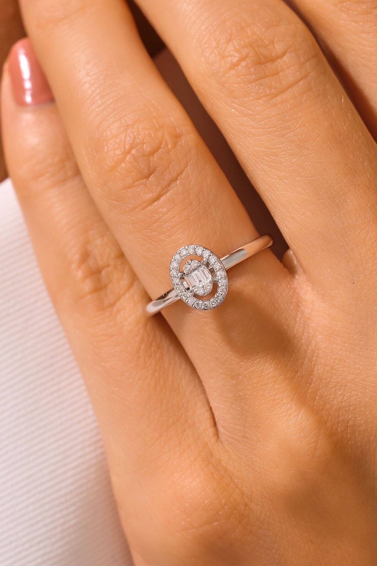 14 Ayar Altın Pırlanta Baget Oval Yüzük