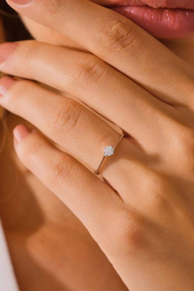 14 Ayar Altın Pırlanta Esli Tektaş Yüzük