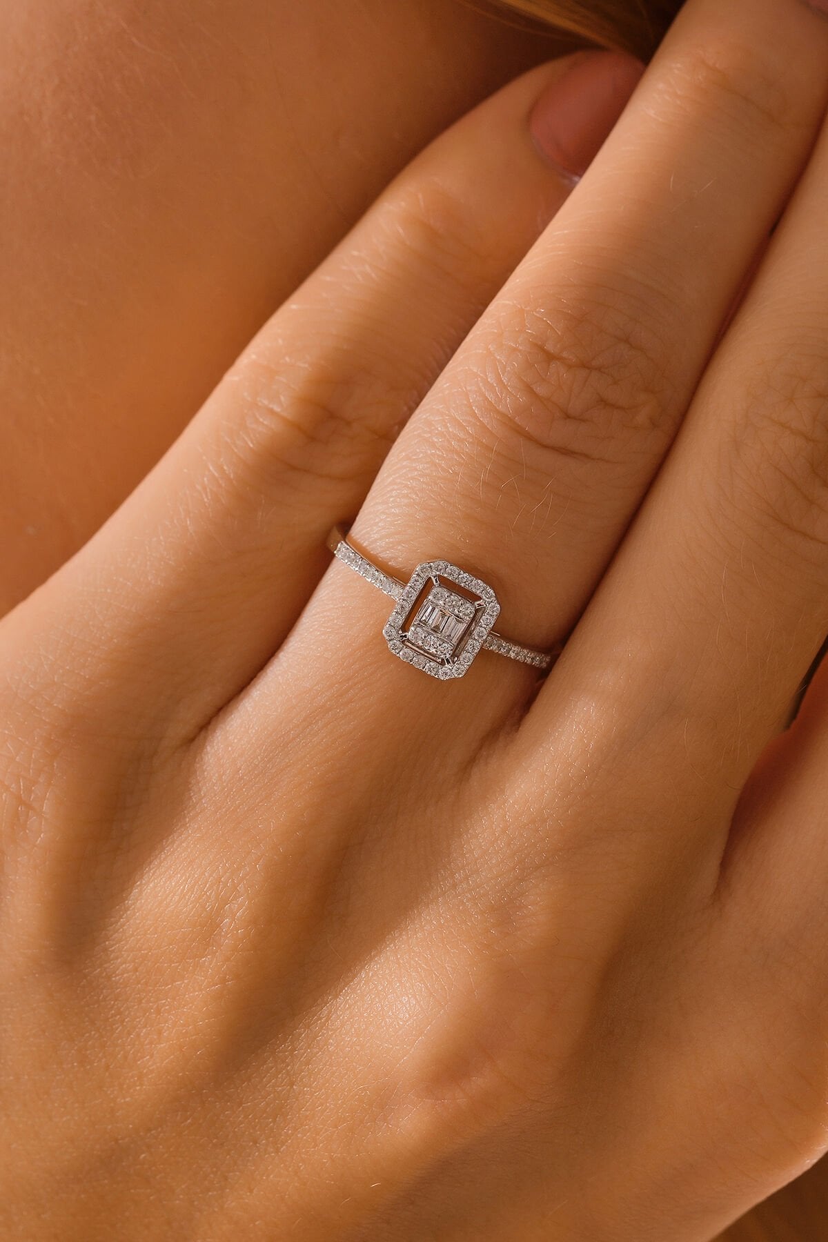 14 Ayar Altın Pırlanta Baget Tektaş Yüzük