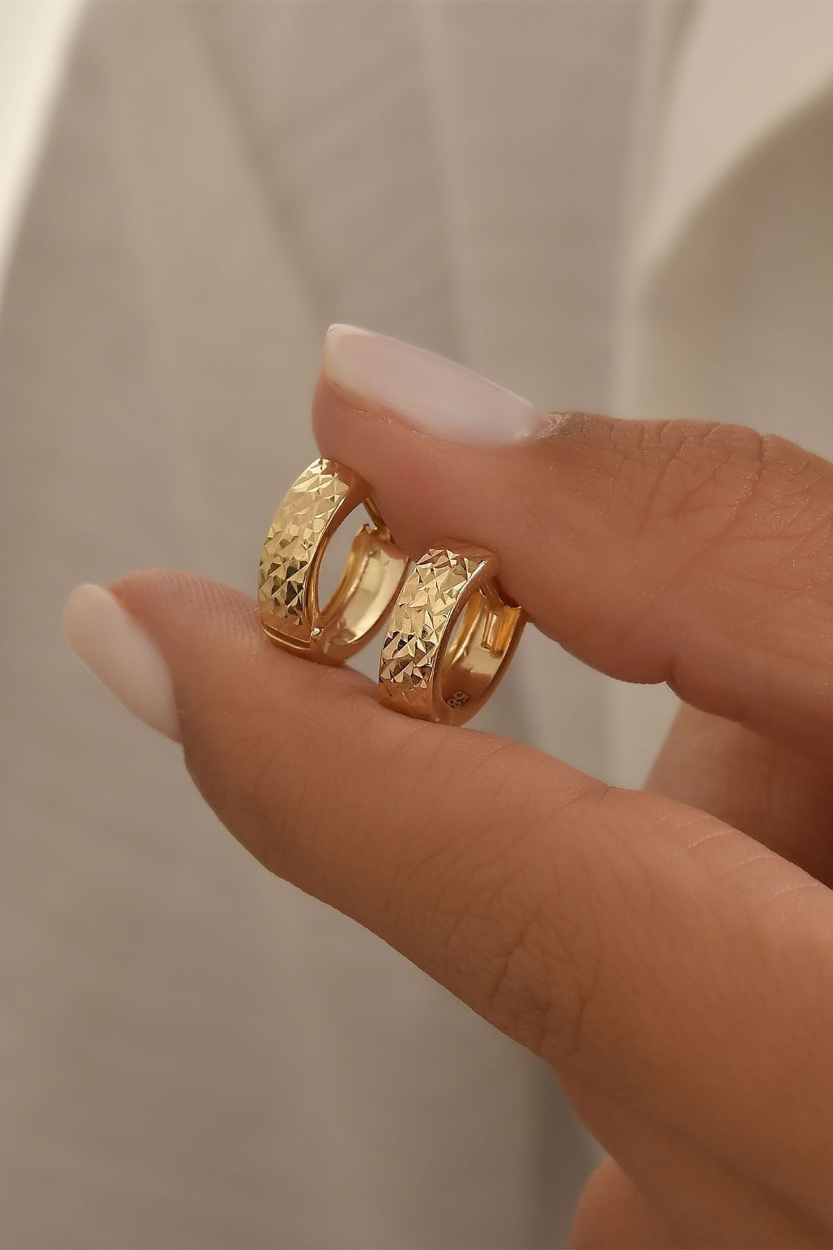 Kadın 14 Ayar Altın Desenli Halka Küpe