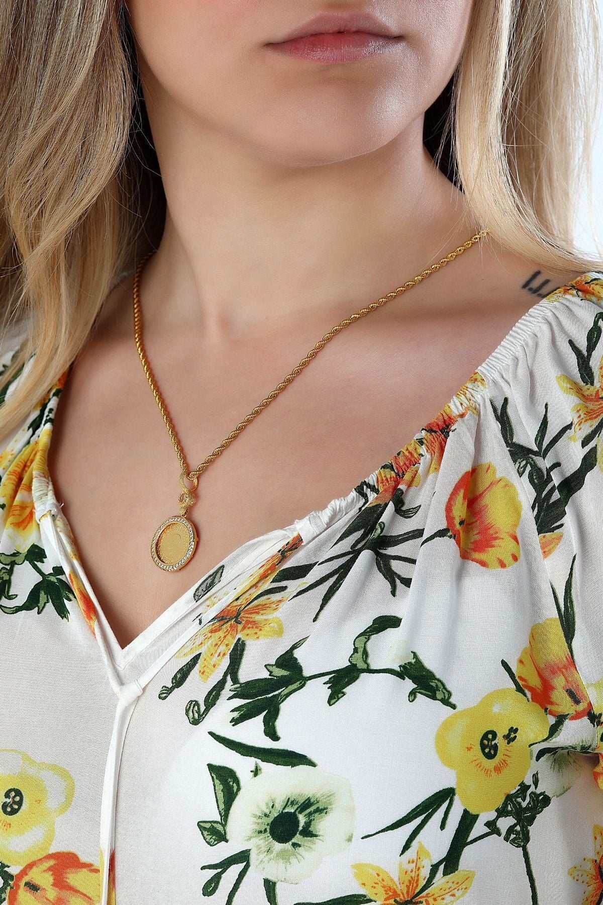 Kadın 14 Ayar Altın Taşlı Yuvarlak Çerçeve Kolye Ucu