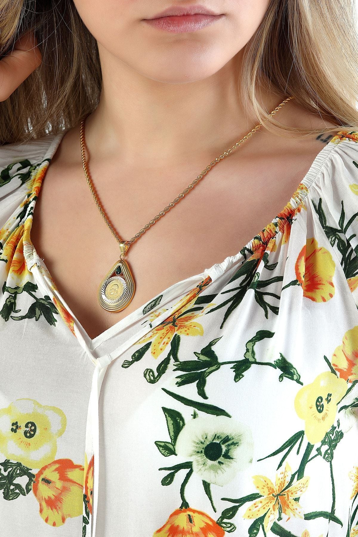 Kadın 14 Ayar Altın Taşlı Damla Model Çerçeve Kolye Ucu