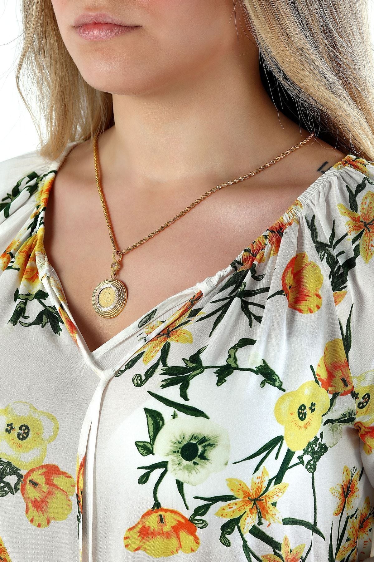 Kadın 14 Ayar Altın Yuvarlak Model Çerçeve Kolye Ucu