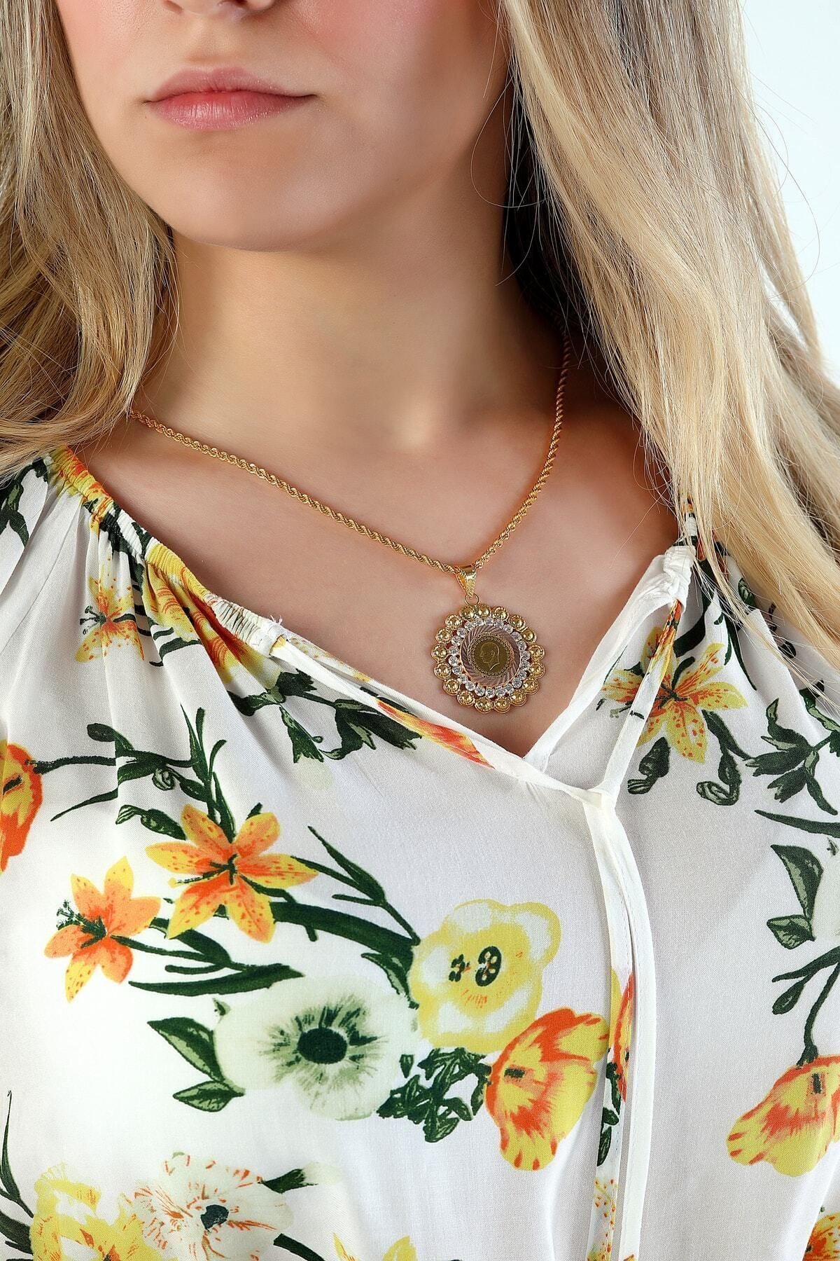 Kadın 14 Ayar Altın Taşlı Yuvarlak Model Çerçeve Kolye Ucu