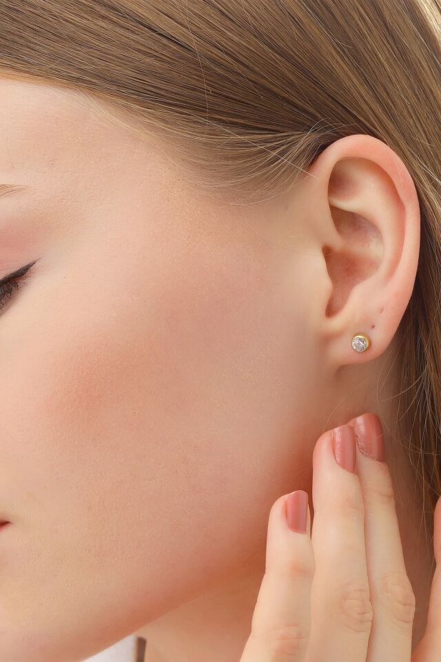 Kadın 14 Ayar Altın Küpe Minimalist Zirkon Taşlı Modern Vidalı Altın Küpe 13 Mm