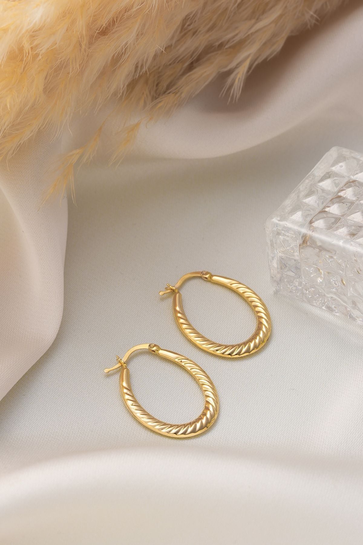 14 Ayar Altın Oval Burgu Desenli Küpe 2,6 Cm