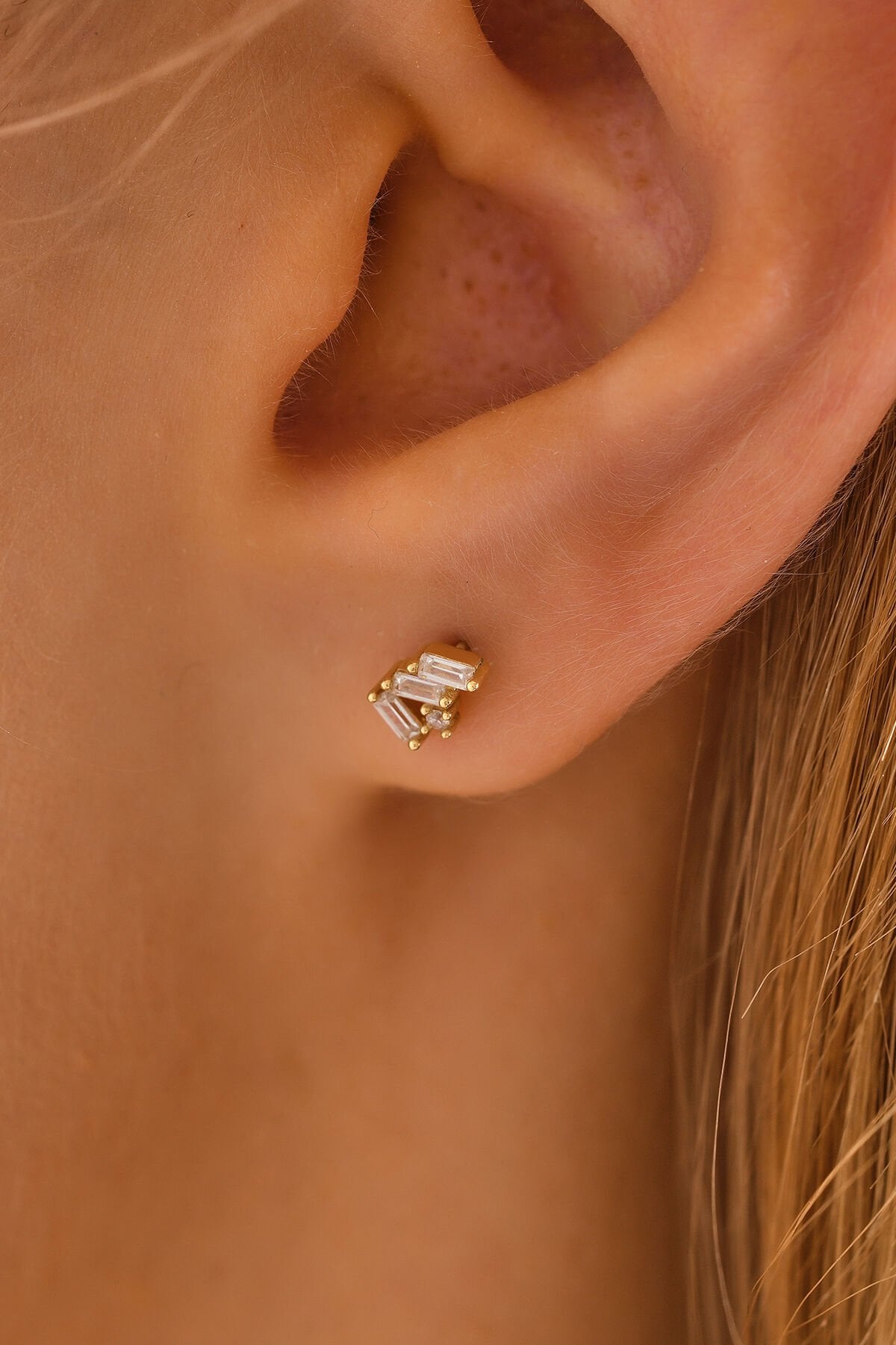 14 Ayar Altın Vidalı Baget Tragus Küpe