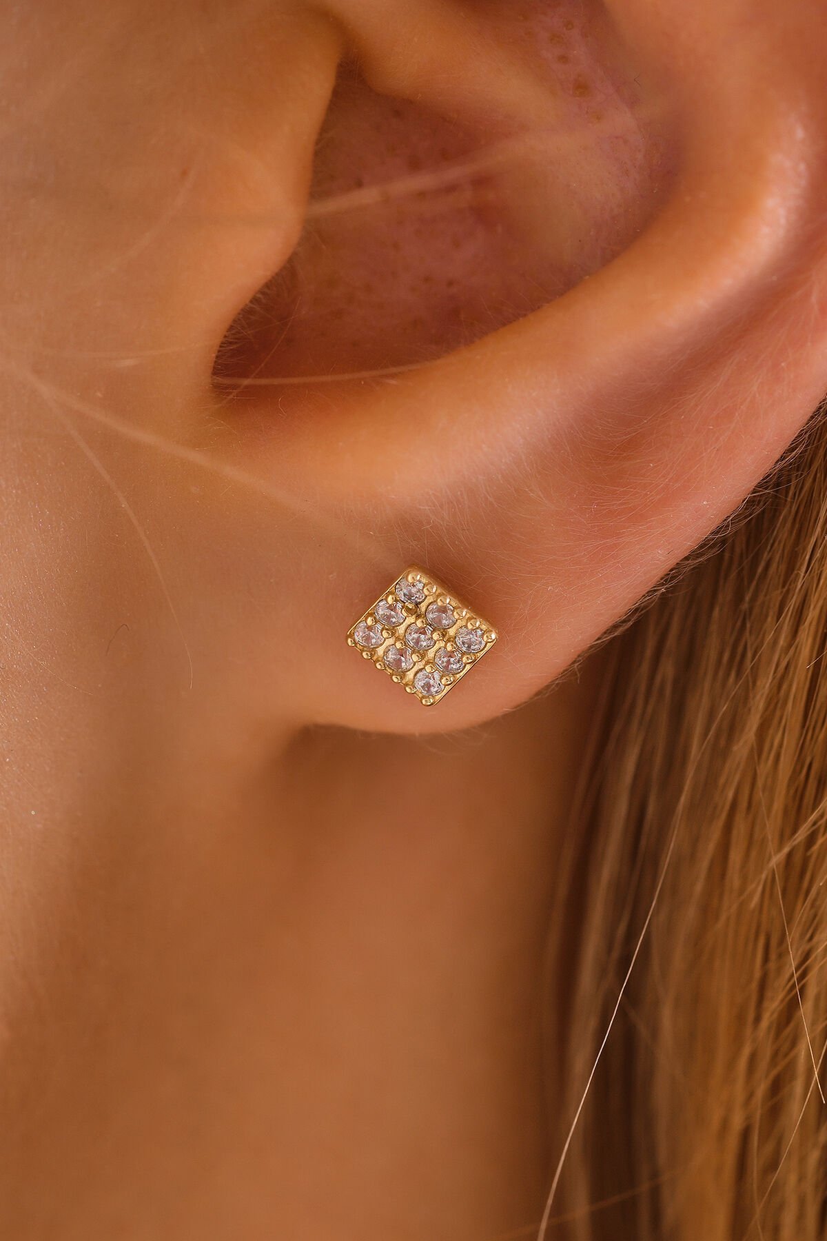 14 Ayar Altın Vidalı Taşlı Kare Tragus Küpe