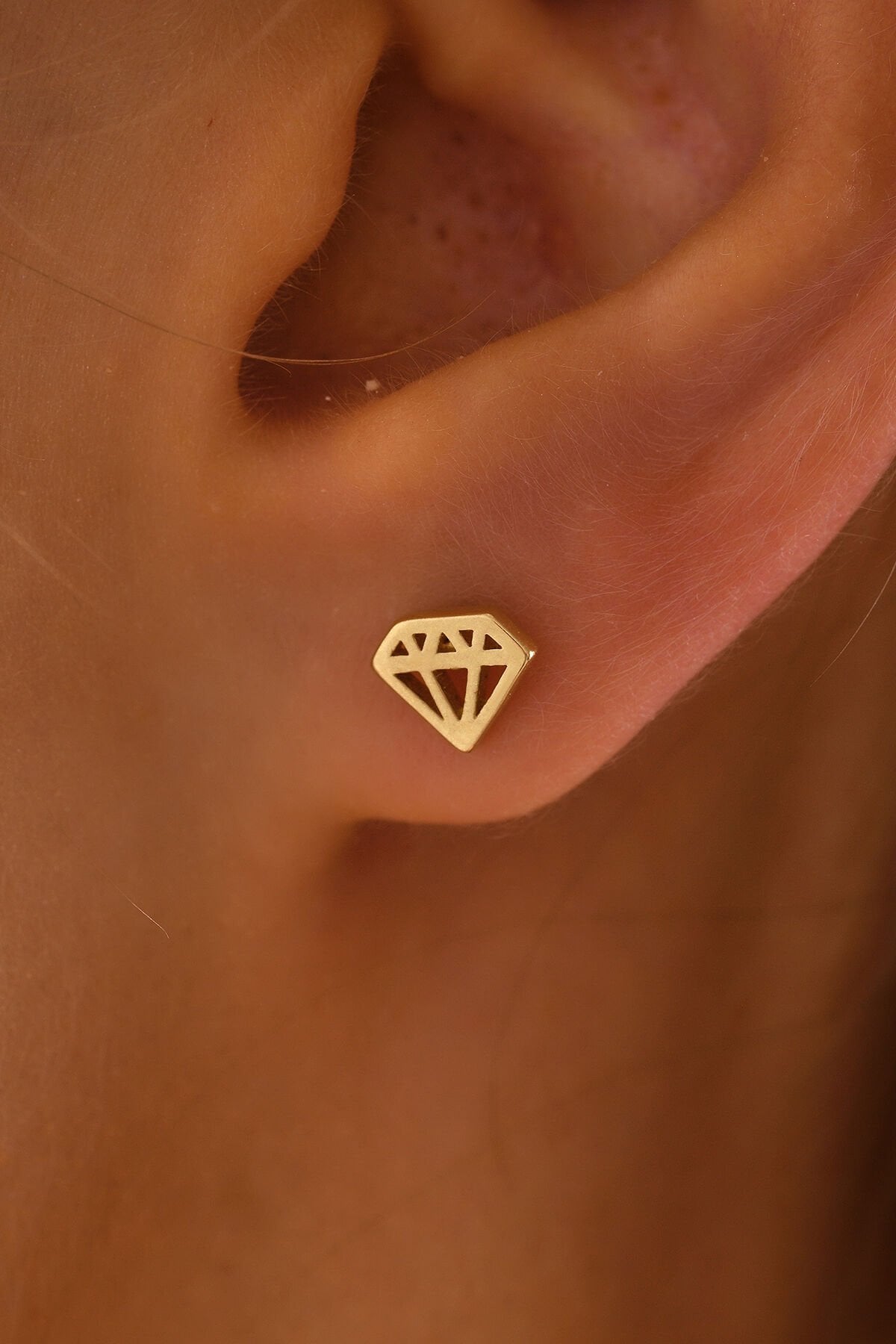 14 Ayar Altın Vidalı Elmas Desenli Tragus Küpe