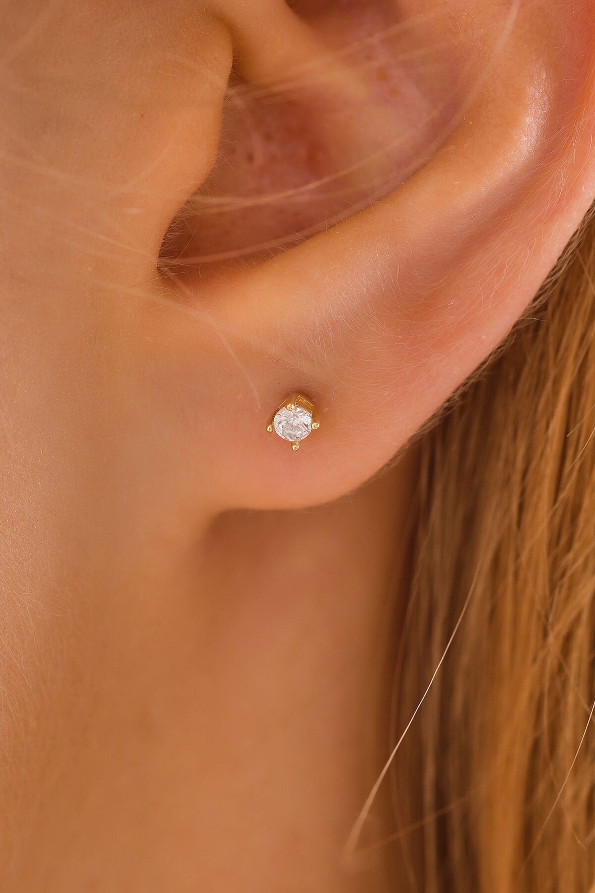 14 Ayar Altın Vidalı Tırnaklı Tektaş Tragus Küpe