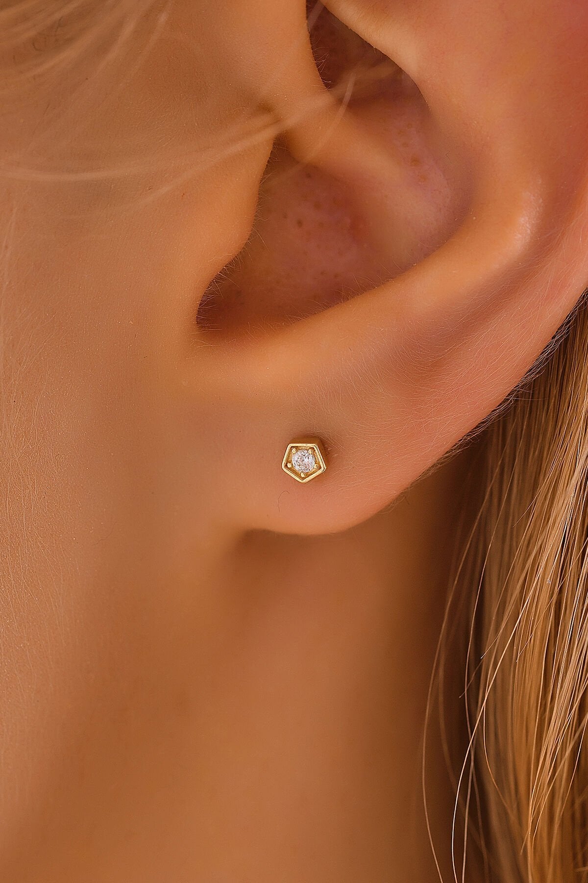 14 Ayar Altın Vidalı Geometrik Tektaş Tragus Küpe