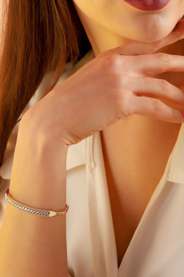 Moom Mücevherat Kadın 14 Ayar Altın Baget Trapez Taşlı Su Yolu Kelepçe