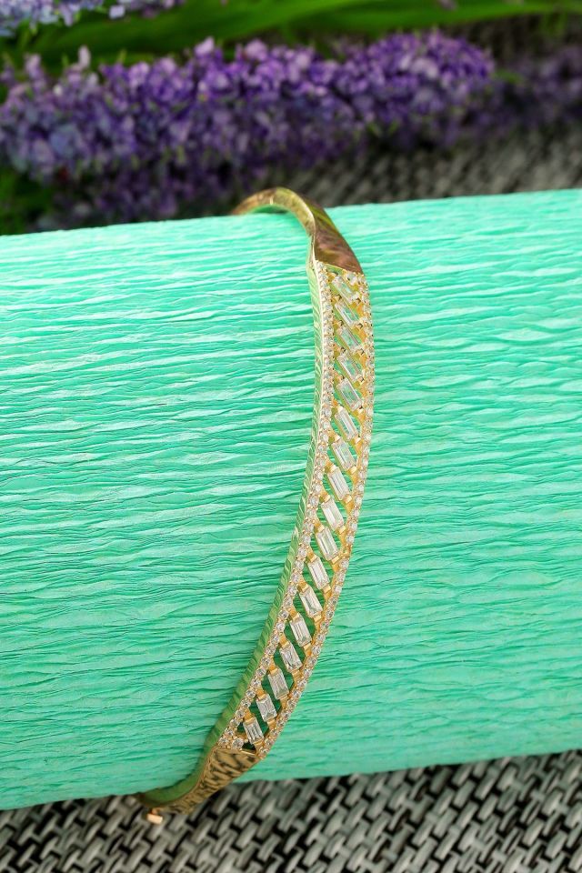 Moom Mücevherat Kadın 14 Ayar Altın Baget Trapez Taşlı Su Yolu Kelepçe