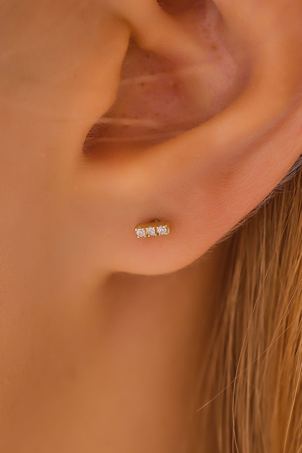 MOOM MÜCEVHERAT 14 Ayar Altın Tragus Küpe Suyolu Vidalı