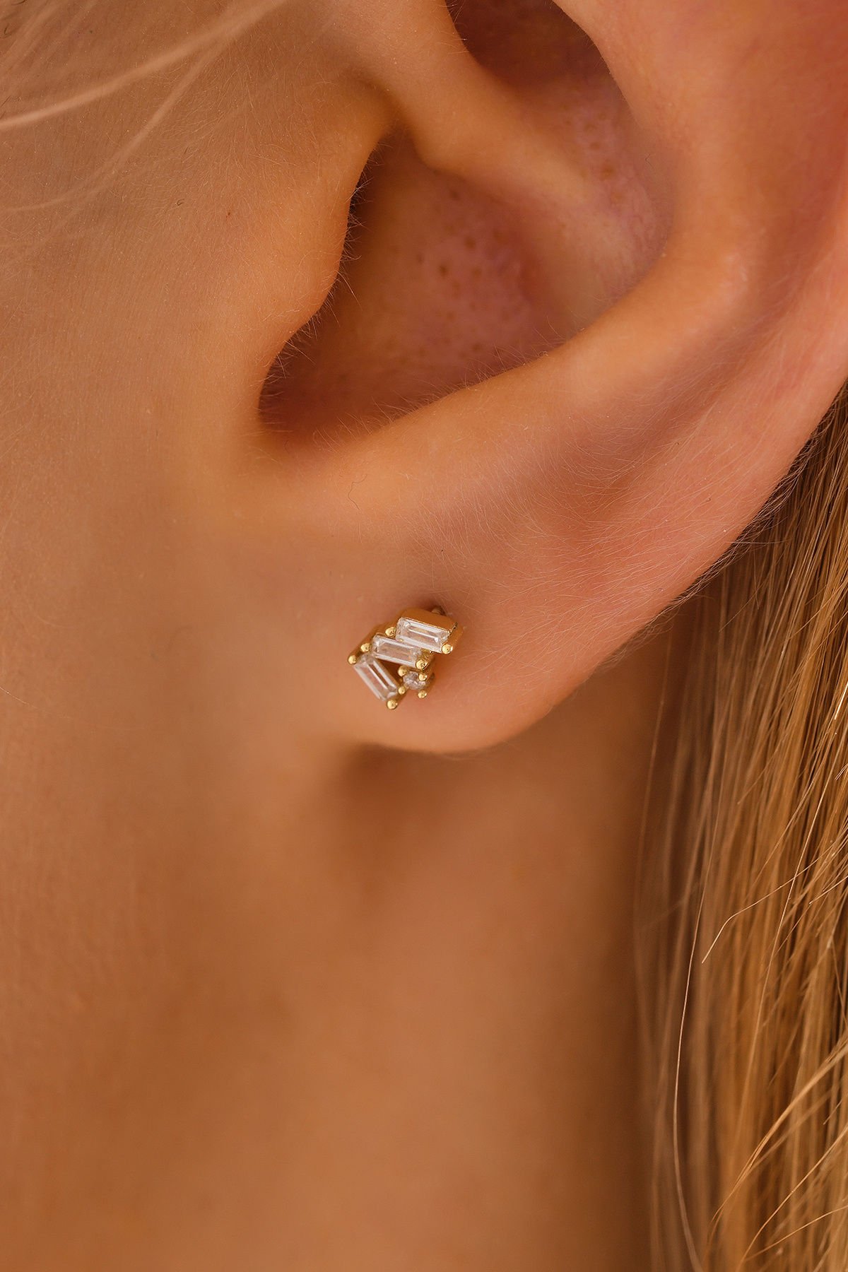 MOOM MÜCEVHERAT 14 Ayar Altın Tragus Küpe Baget Vidalı