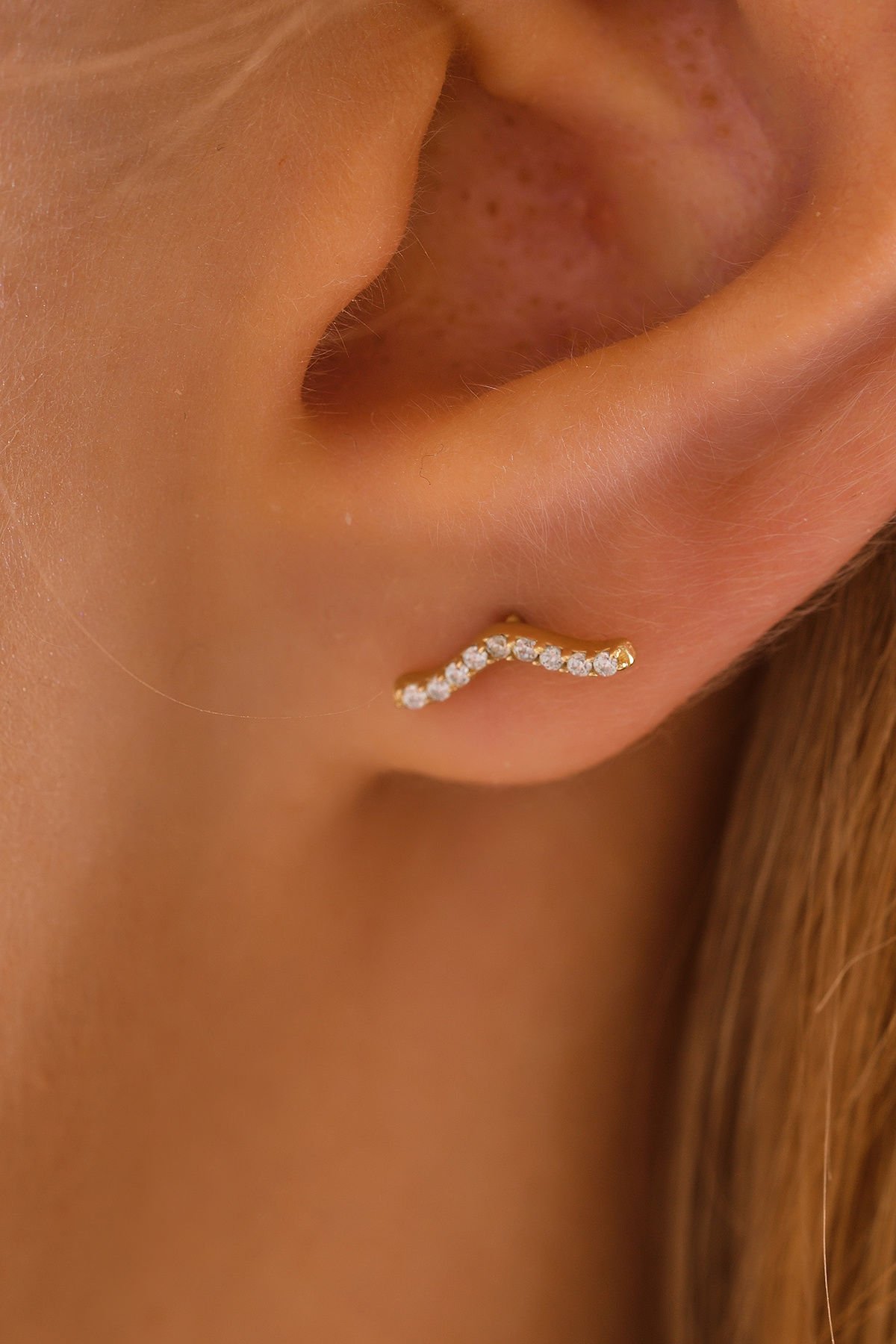 MOOM MÜCEVHERAT 14 Ayar Altın Tragus Küpe Esli Su Yolu Vidalı