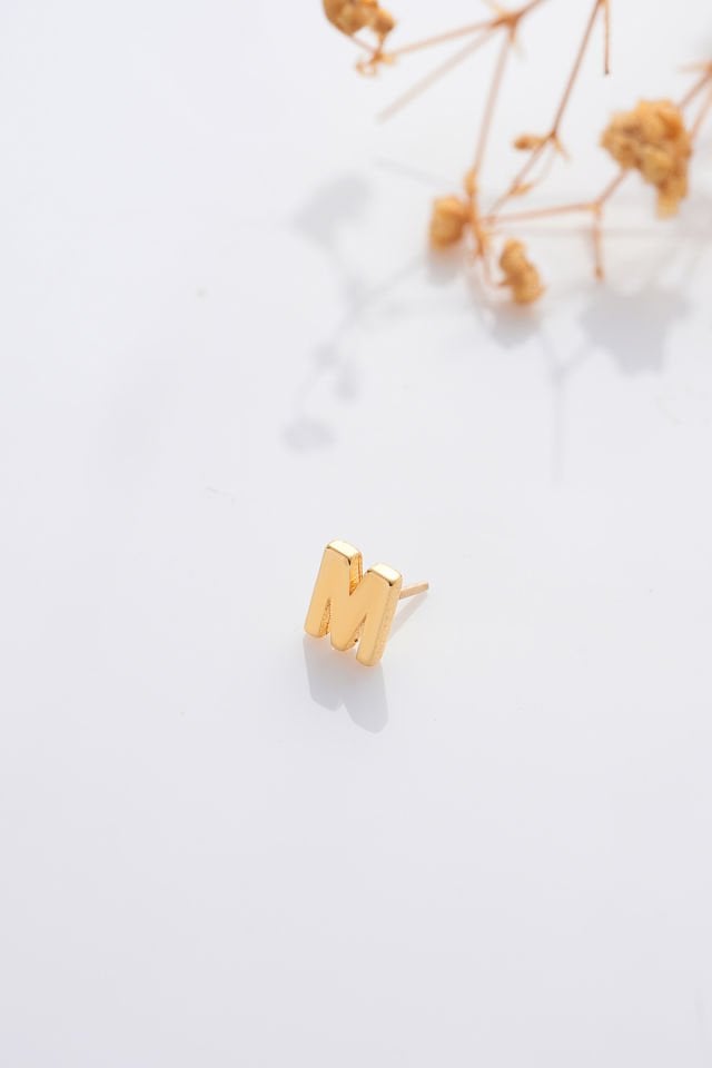 MOOM MÜCEVHERAT 14 Ayar Altın Tragus Küpe Harf Vidalı Tüm Harfler Mevcuttur
