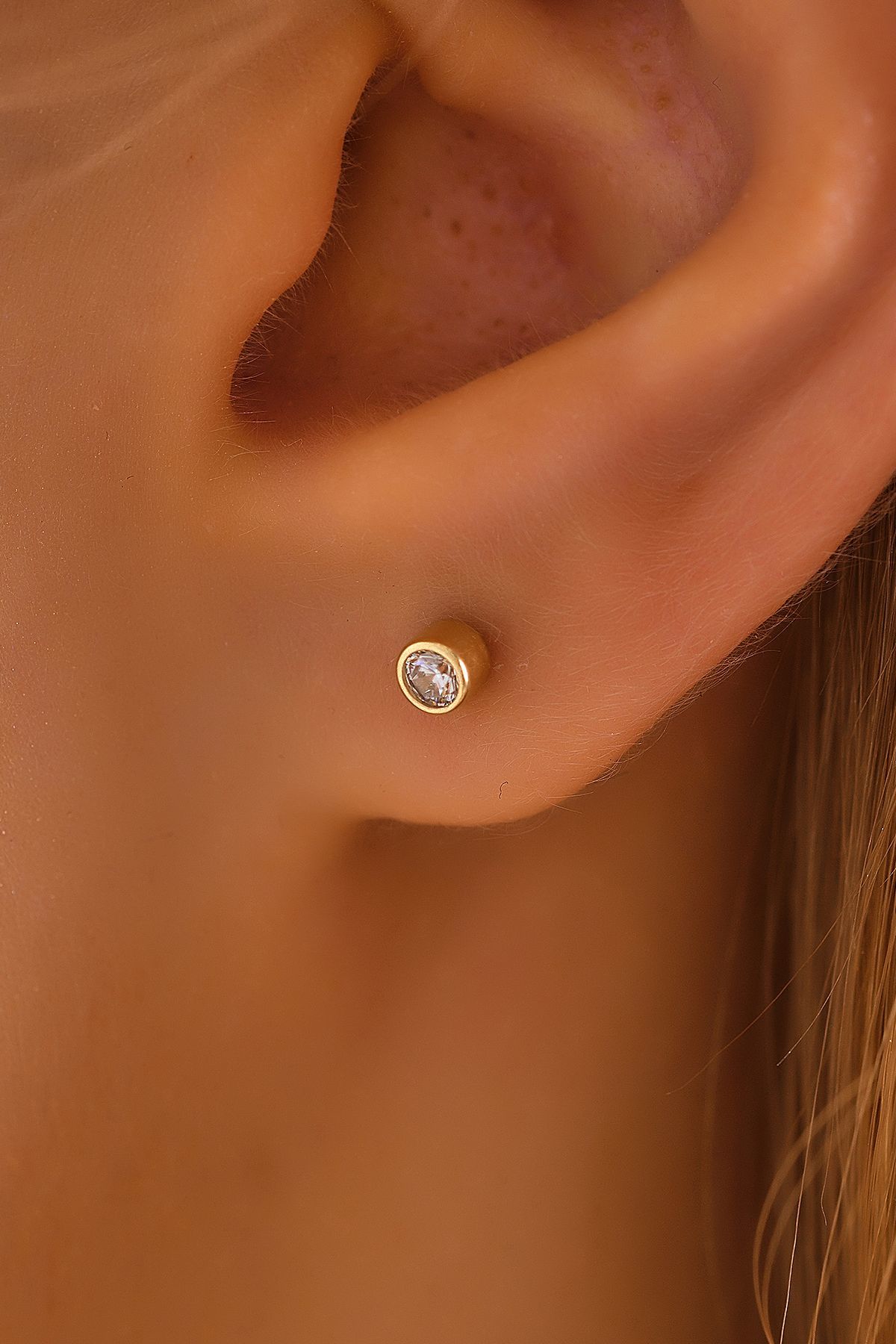 MOOM MÜCEVHERAT 14 Ayar Altın Tragus Küpe Sıvama TekTaş Vidalı