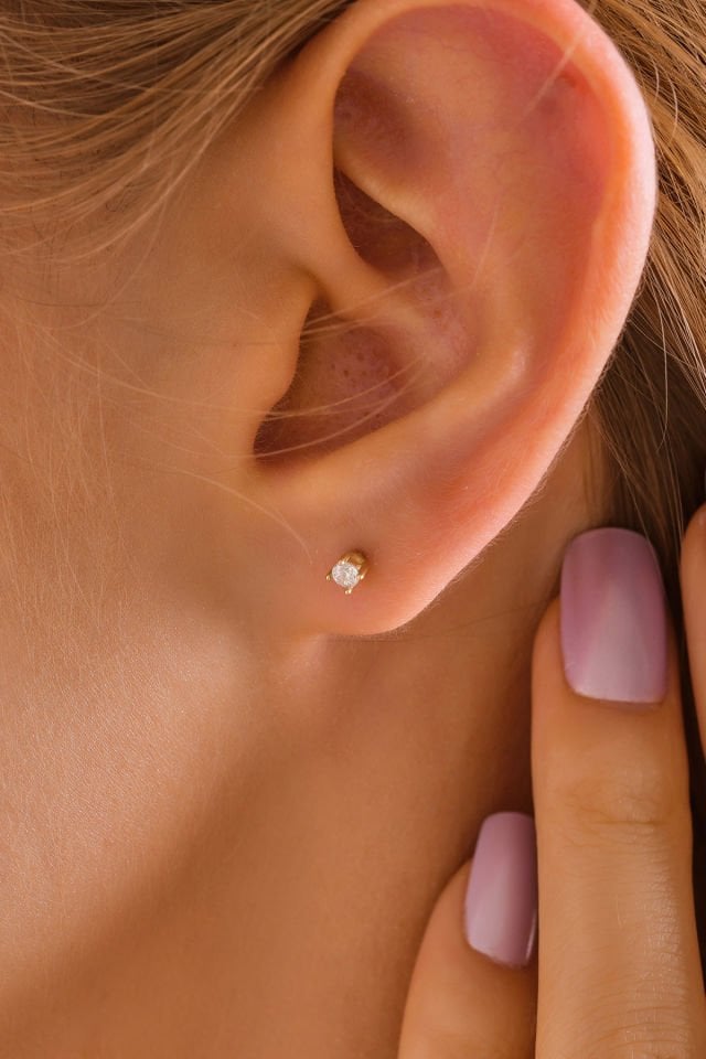MOOM MÜCEVHERAT 14 Ayar Altın Tragus Küpe Tırnaklı Tektaş Vidalı