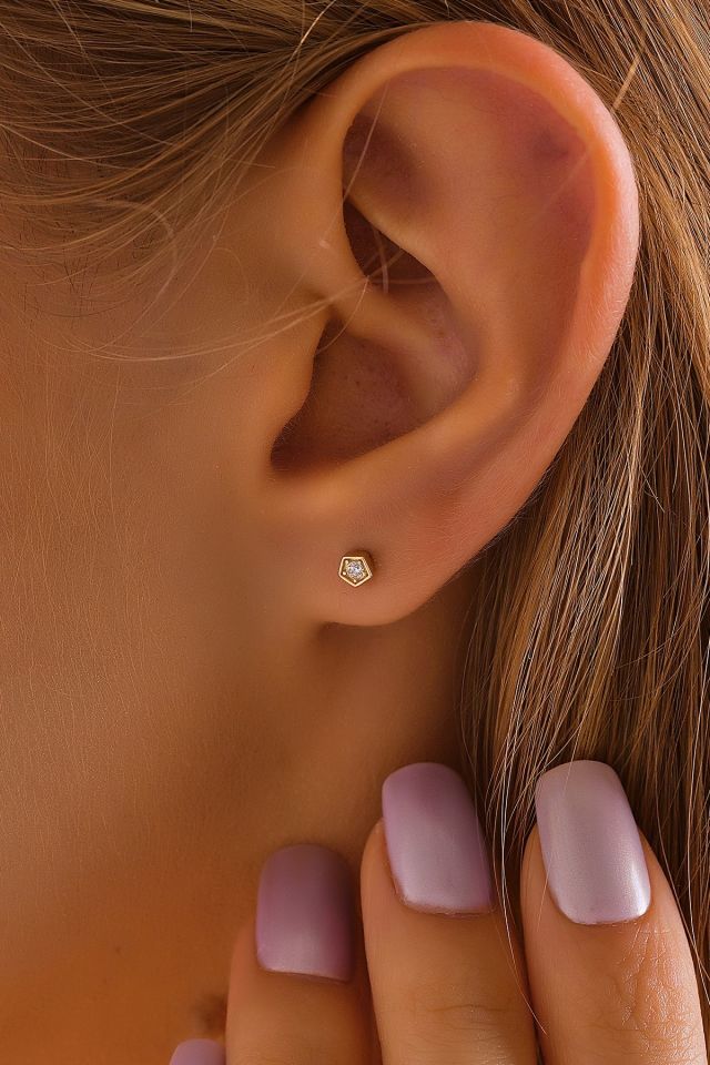 MOOM MÜCEVHERAT 14 Ayar Altın Tragus Küpe Geometrik Tektaş Vidalı