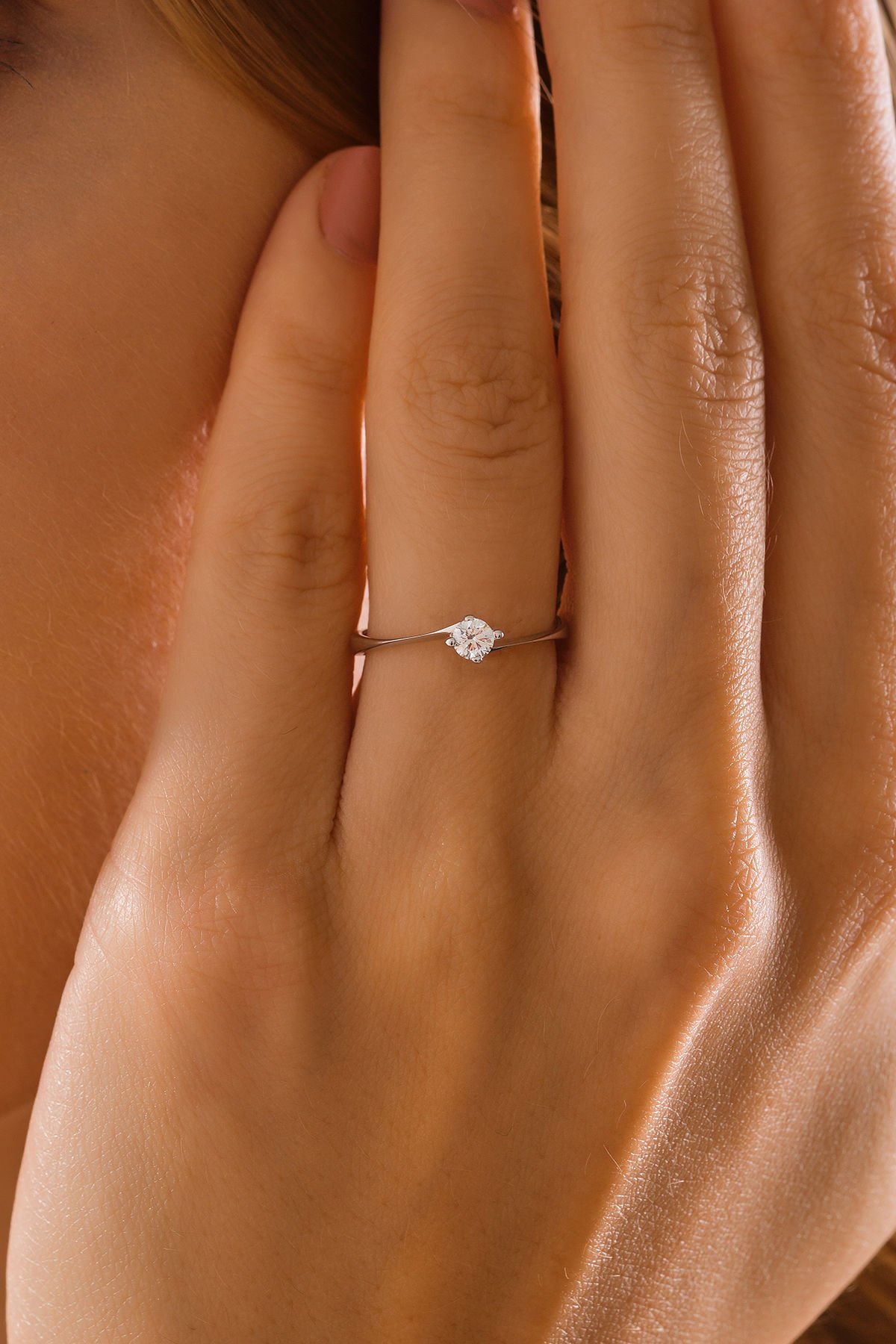 MOOM MÜCEVHERAT 14 Ayar Altın Pırlanta Esli Tektaş Yüzük (Tüm Ölçüleri Mevcuttur)