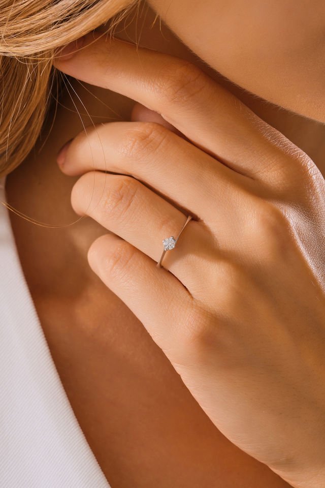 MOOM MÜCEVHERAT 14 Ayar Altın Pırlanta Esli Tektaş Yüzük (Tüm Ölçüleri Mevcuttur)